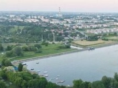 Koniec z bieganiem w krzaki nad zalewem? W tym sezonie toalety publicznej jeszcze nie będzie