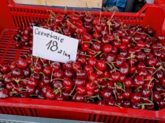 Świeże owoce już na tarnowskim burku. Szybko znikają ze stoisk