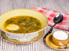 Przepis na szczawiową wprost od babci. Ta zupa smakuje jak za dawnych lat