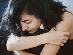 Zmęczenie w perimenopauzie: dlaczego kobiety czują się wyczerpane nawet na 10 lat przed menopauzą?
