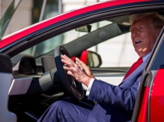 Trump rozważa sprzedaż lub oddanie tesli, którą kupił od Muska