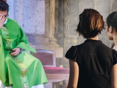 Niebezpieczny obłęd! Grupa katolików chce symulować udzielenie święceń biskupich kobiecie
