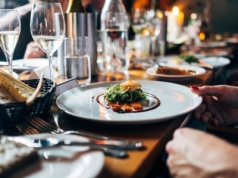 Dyskryminacja w szwedzkich pubach i restauracjach. Rząd zleca specjalne działania edukacyjne