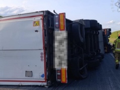Wypadek w Pyrzowicach. Ciężarówka przewróciła się na autostradzie. Są ogromne korki