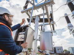 Ceny energii elektrycznej dla samorządów na razie nie spadną. Rząd rozkłada ręce