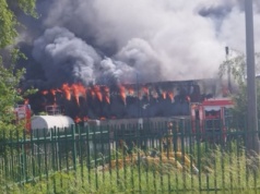 Pożar składu opon w Lubelskiem. Strażacy apelują