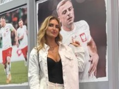 Wydekoltowana Dominika Grosicka wspiera męża podczas pożegnalnego meczu. Klasa?