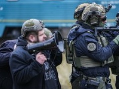 Akcja antyterrorystów w Krakowie. Mężczyzna zabarykadował się z bronią