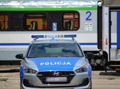 Groźny incydent w pociągu. Agresywny pasażer z repliką broni