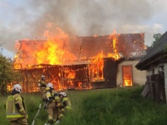 Pożar budynku. Dwie ofiary, ranni policjanci