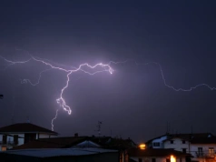 Alarm pogodowy w całym kraju. Wichury, burze, silny wiatr, trąba powietrzna