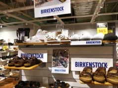 Klapki Birkenstock w końcu na promocji - Polki wykupują je w mig. Badura też tnie ceny