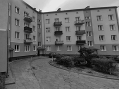 Tragedia podczas policyjnej interwencji. Mężczyzna wypadł z trzeciego piętra