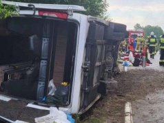 Feralny początek szkolnej wycieczki. Autobus z młodzieżą wpadł do rowu