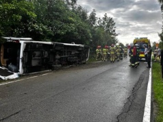 Wypadek autokaru z młodzieżą w Małopolsce. Wracali ze spotkania w Lednicy. Są ranni