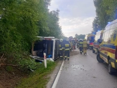 Bus przewożący pielgrzymów przewrócił się do rowu. Są ranni