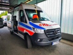 Autokar z dziećmi wypadł z drogi w Małopolsce. Sześć osób rannych, DW980 zablokowana