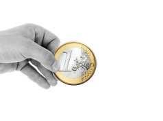 Finowie wypłacają coraz mniej gotówki. Spadek widoczny także za granicą