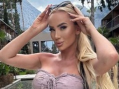 Strzaskana na mahoń Izabela Macudzińska pręży się w skąpym bikini nad basenem. Petarda?