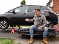 Sam zmienił na podjeździe baterię w elektryku. Po 3 godzinach pracy miał Nissana Leafa z 367 km zasięgu [YouTube]