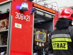Pożar wiaty magazynowej w Sławnie koło Opoczna – składowano granulat gumowy. Na miejscu pracują służby