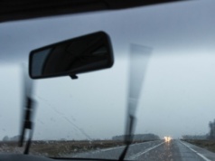 Gdy pada deszcz, ten czujnik wariuje. Tysiące kierowców z problemem