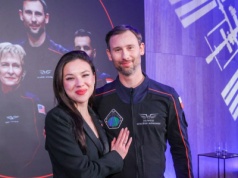 W kosmos zabierze ślubne obrączki i rodzinne zdjęcia. 