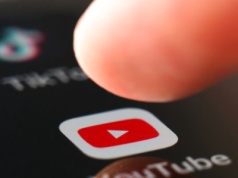 Płacą za YouTube'a, a wciąż muszą oglądać reklamy. Google wkurzyło użytkowników