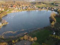 Przykre znalezisko w turystycznym miejscu. Martwe zwierzęta na brzegu jeziora