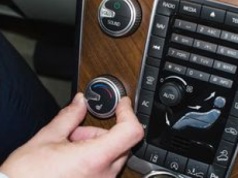 Mandat za używanie klimatyzacji na postoju. Jak uniknąć kary?