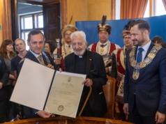 Człowiek odwagi i sumienia Honorowym Obywatelem Stołecznego Królewskiego Miasta Krakowa