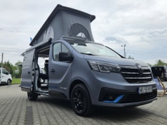 4-osobowy kamper na bazie Renault Trafic od polskiej firmy Wavecamper. W wyposażeniu kuchnia i dwie sypialnie