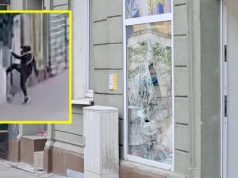 Kopniakiem wybił szybę i ukradł plecak, buty i czapki. Wszystko nagrała kamera