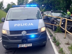 66-latek zasłabł za kierownicą i wbił się w barierki