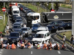 Posiedzisz na jezdni w ramach protestu? Trafisz do więzienia. Ten kraj w Europie zmienia przepisy