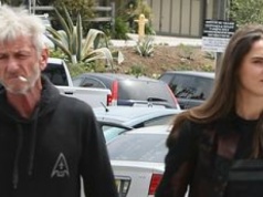 Sean Penn puszcza dymka w towarzystwie młodszej o 38 lat ukochanej. Fajna para?