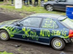 Groźny wypadek podczas Wrak-Race. Koło z Toyoty uderzyło kobietę