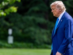 Donald Trump potknął się na schodach do Air Force One. Internauci: 