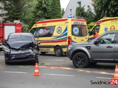 Zderzenie na skrzyżowaniu Armii Krajowej z Niecałą. Jedna osoba trafiła do szpitala [FOTO]