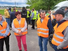 Firma nie zapłaciła rolnikom za bydło. Przyjechali pod siedzibę [WIDEO]
