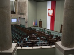 PiS depcze KO po piętach, prawie 21 proc. dla Konfederacji
