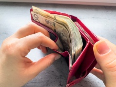Te osoby dostaną w sierpniu dodatkowe 1600 zł z ZUS-u. To wyrównanie popularnego świadczenia