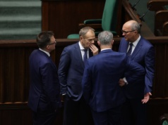 Nowy sondaż: KO przed PiS-em. Uwagę zwraca wynik Konfederacji