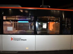 Wandal zdemolował autobus miejski w Rzeszowie. Nagle zaczął wybijać szyby [ZDJĘCIA]