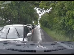 Postanowiła, że nie będzie czekać w korku. Gdy zobaczyła inne auto, zaczęła mrugać światłami