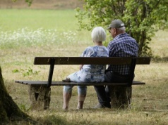 800+ dla rodziców dorosłych dzieci. Wystarczy, że pracują i płacą podatki w Polsce