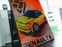 Nowy Renault 5 wzbudza emocje. Obraz z tysiąca kostek Rubika w salonie Auto Zięba!