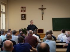 Kandydaci na kursie. Wkrótce nowi nadzwyczajni szafarze będą służyć chorym