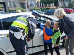 ’Kierowco, proszę zwolnij’ – dzieci pomagają policjantom edukować o bezpieczeństwie na drogach