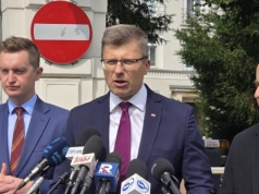 PiS wzywa Tuska do dymisji. Akcja posłów przed ministerstwami